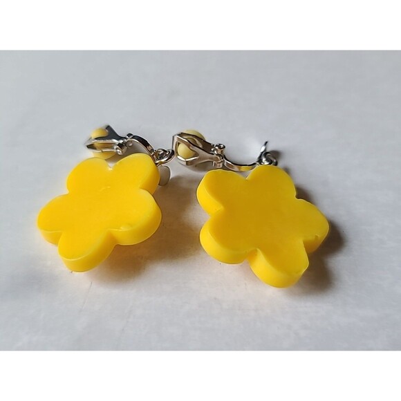Daisy Flower Shaped Plastic Dangling Clip-on Earrings Vintage Costume Jewelry - Picture 8 of 10